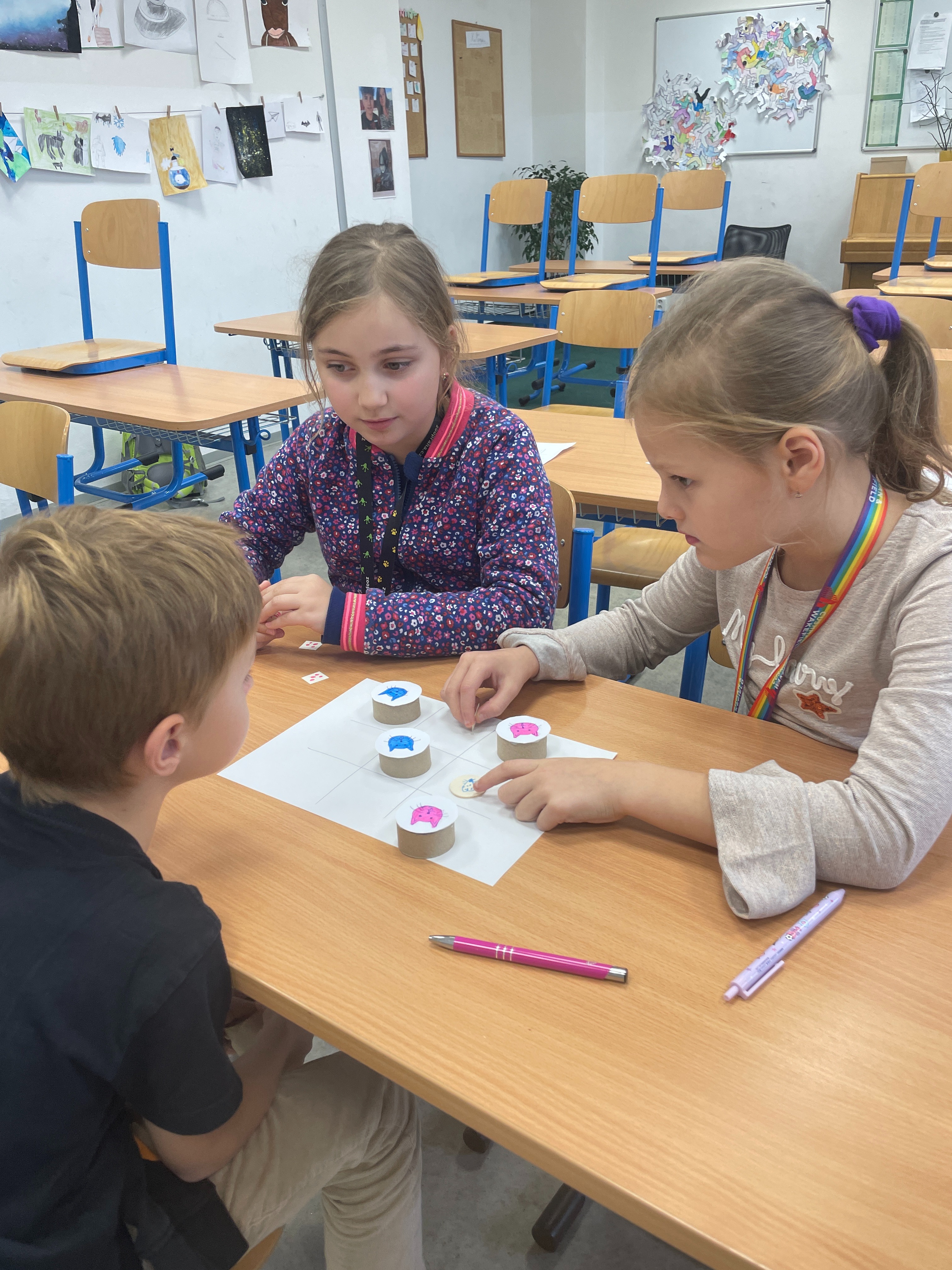 Děti společně hledají řešení při matematicko-logické hře