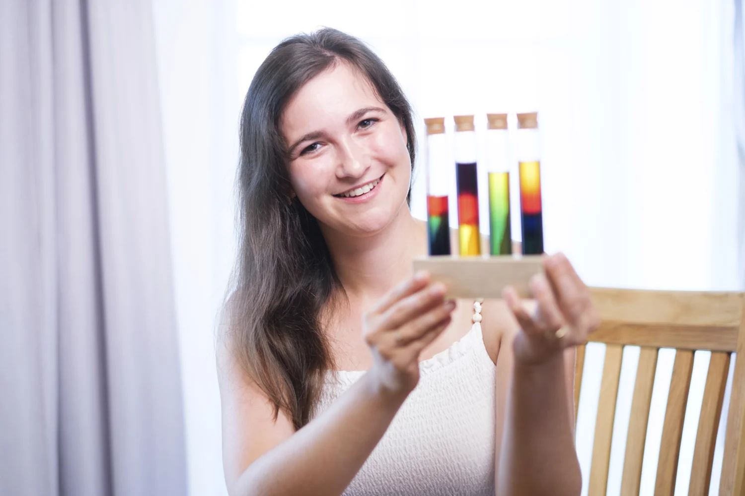 Alena Trnčáková s barevnými zkumavkami