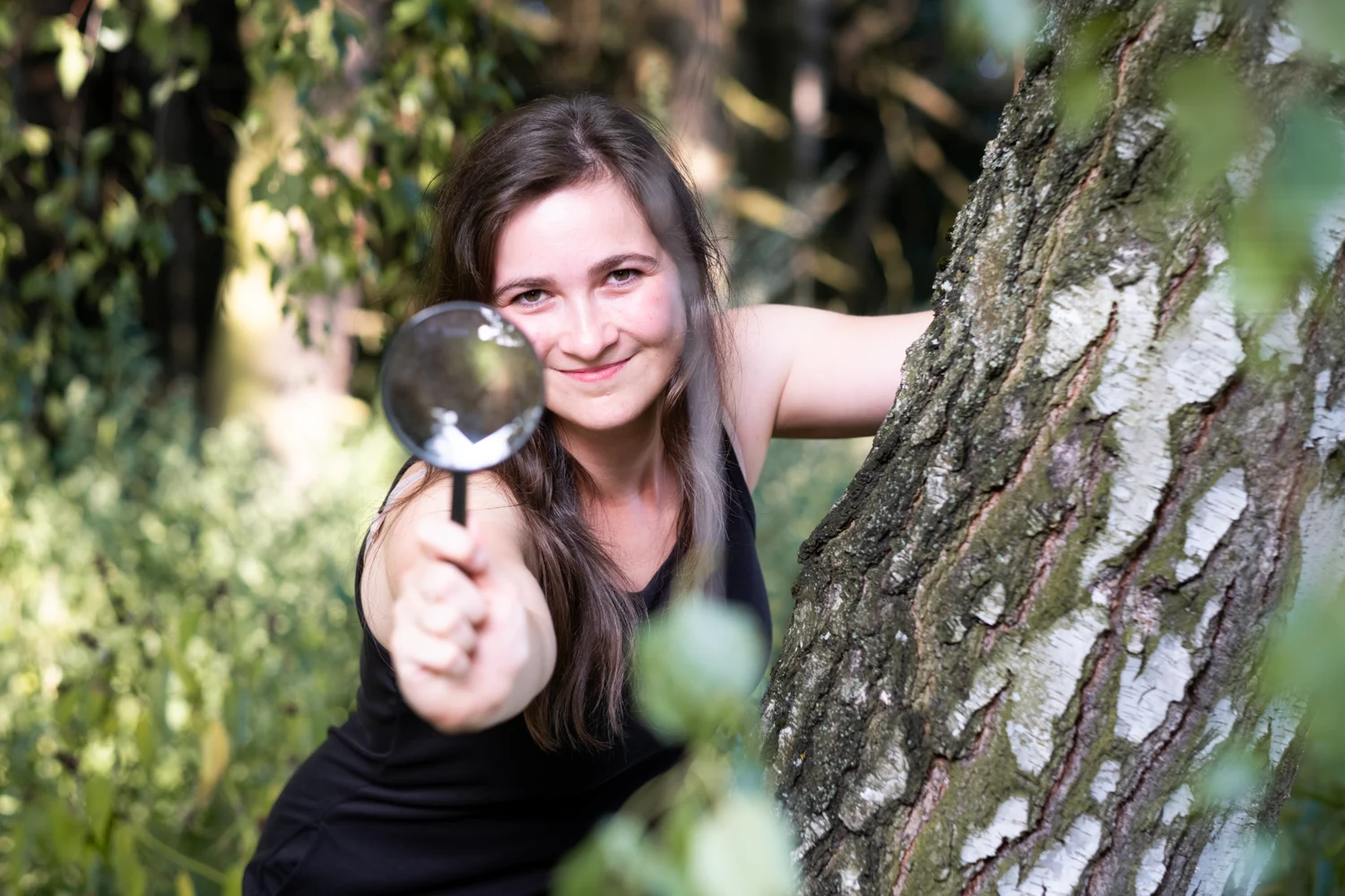 Alena Trnčáková s lupou v přírodě